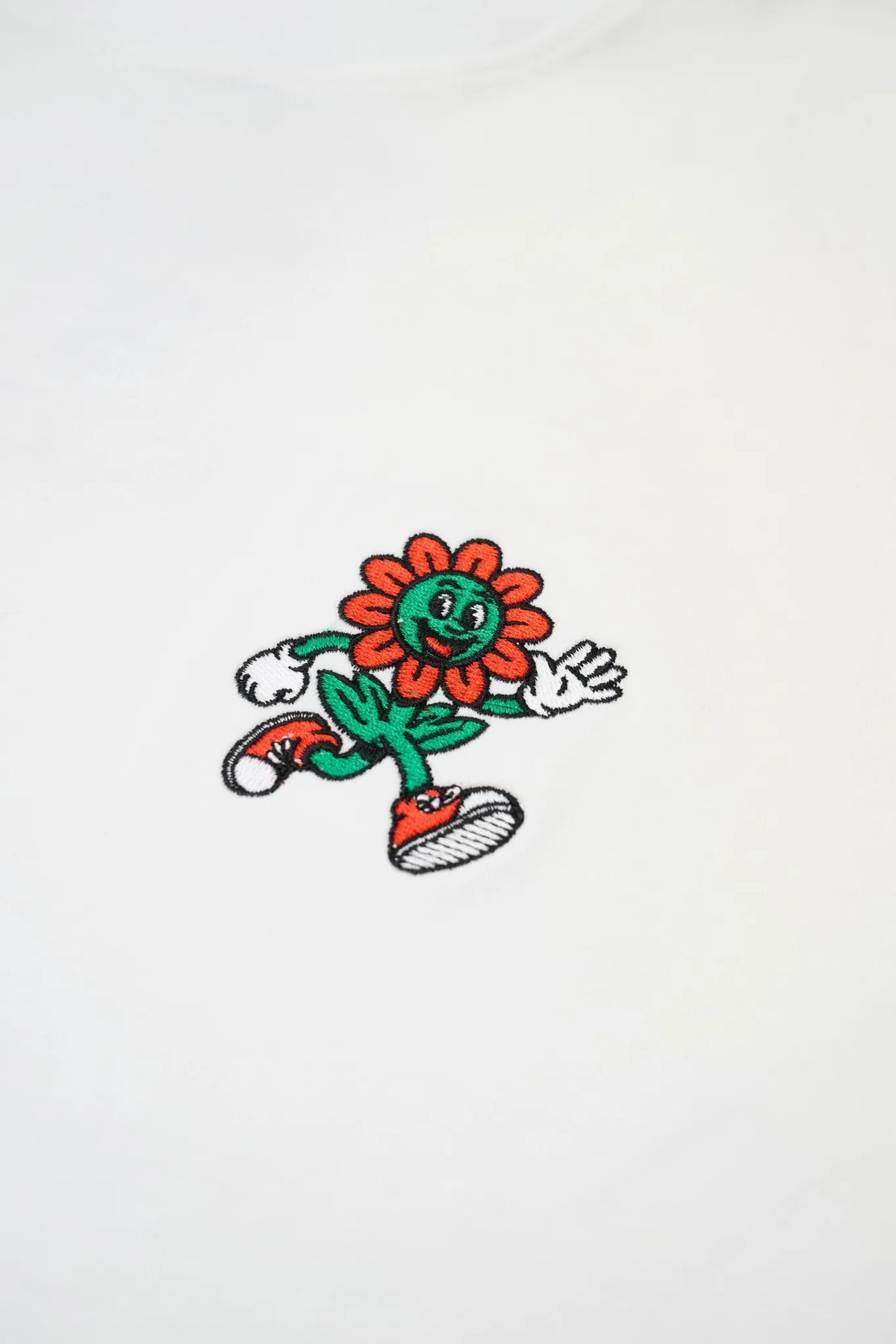 Ricamo mascotte FIOR a colori su T-shirt bianca in cotone