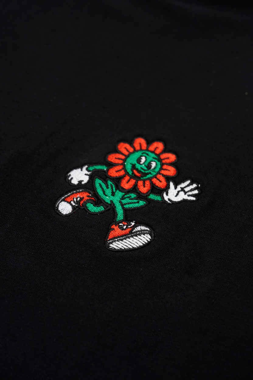 Ricamo mascotte FIOR a colori su T-shirt nera in cotone